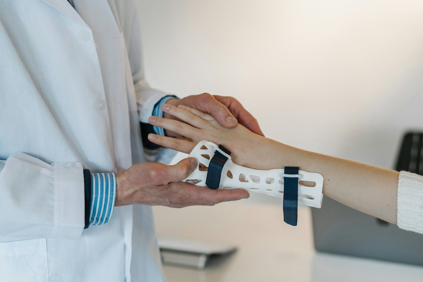 Physiotherapy session focused on knee rehabilitation